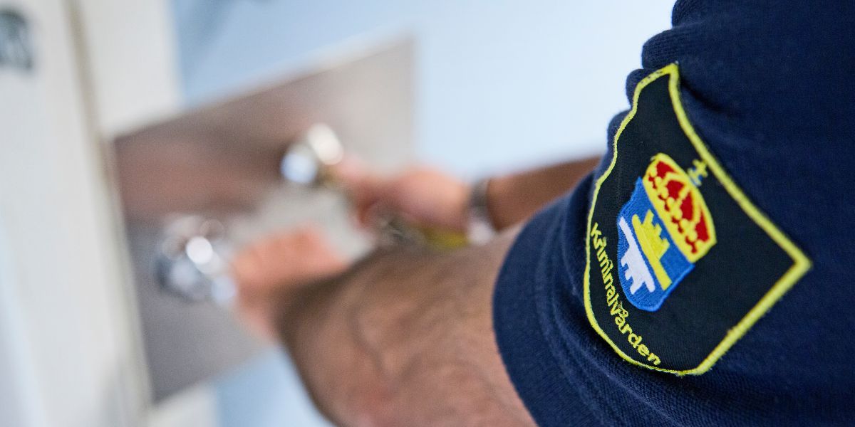 Kriminalvårdare misstänks för kärleksrelation med gängkriminell