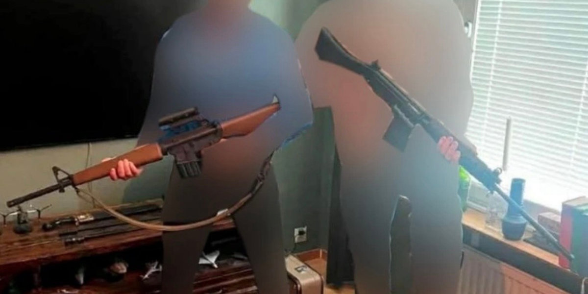 Kriminalvårdare poserade med vapen