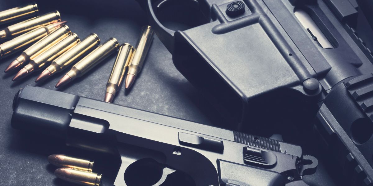 Kriminalvårdare poserade med vapen
